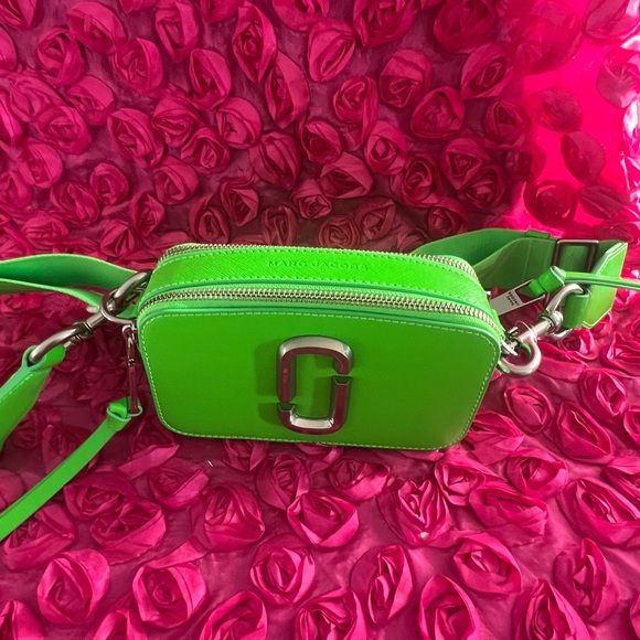 MARC JACOBS The Utility Snapshot Apple Leather Camera Bag - Picture 8 of 11